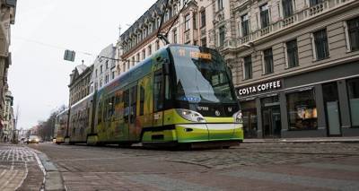 От бесплатного транспорта в Риге до отмены льгот для россиян: что обещают партии