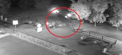 Вандалы обрушили фонарь в Губернаторском парке Петрозаводска (ВИДЕО)