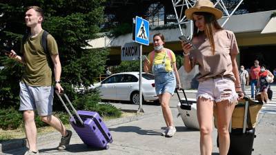 Более 100 россиян вернулись вывозным рейсом из Еревана в Сочи