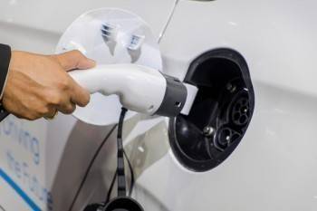 Реквием по автомобилю: сенсационное открытие ученых сделает электромобили дешевле бензиновых!