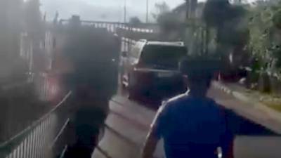 Внедорожник с дагестанскими номерами протаранил ворота на границе с Абхазией. Видео