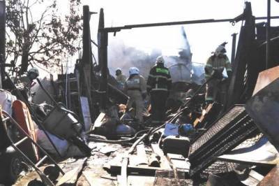 Ликвидацию пожара в частном секторе Самары осложнил взрыв газового баллона