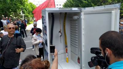 Протестующие в Хабаровске повесили мышь в холодильнике