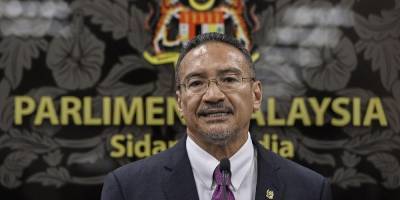 Министр иностранных дел Малайзии попался за курением вейпа на заседании парламента