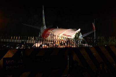 Более 20 человек погибли при крушении самолета в Индии