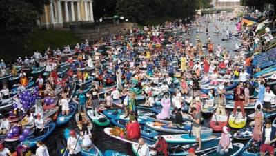 На заплыв по каналам в центре Петербурга вышли свыше 2 тысяч серферов в костюмах