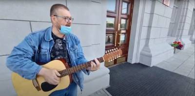 Новосибирский активист спел «Перемен» в поддержку Хабаровска: ВИДЕО