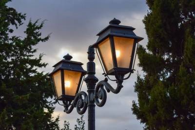 От действий вандалов в Петрозаводске пострадал фонарь в Губернаторском парке