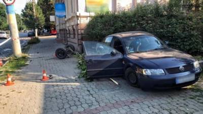 В Черновцах автомобиль "вылетел" на тротуар: женщине на остановке оторвало голень