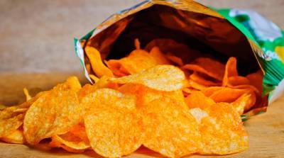 Не такие уж и вредные: диетологи развенчали миф об опасности чипсов