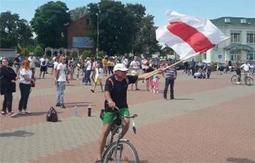 Кирилл Галанов - Видеофакт: Велосипедисты с национальными флагами выехали в центр Пружан - charter97.org - Минск