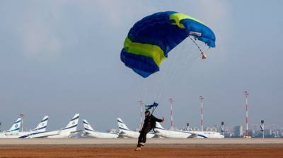 На взлетную полосу аэропорта Бен-Гурион приземлились люди с парашютами - фото, видео