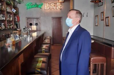 Беглов посетил бар «Терминал» и призвал не решать проблему «наливаек» «с кондачка»