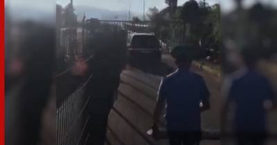Помощник президента Абхазии протаранил на джипе ворота на границе с Россией