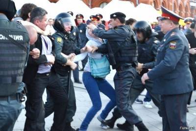 «Хамят и не знают законов». Россияне считают недопустимым брать в полицию лиц без образования