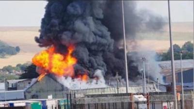 Серьезный пожар произошел в порту Великобритании — огненное видео