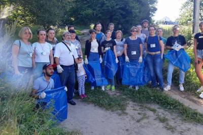 Волонтеры собрали более 100 мешков мусора около Солдатского озера в Смоленске