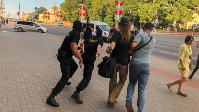 Предвыборный вечер в Минске: перекрыт центральный проспект, хватание прохожих, штрафы за песню Цоя в авто