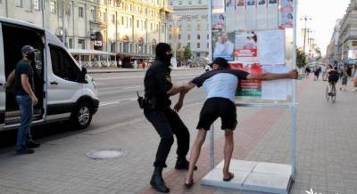 В центре Минска силовики жестко задерживали людей просто за жест "Виктория" (фото, видео)