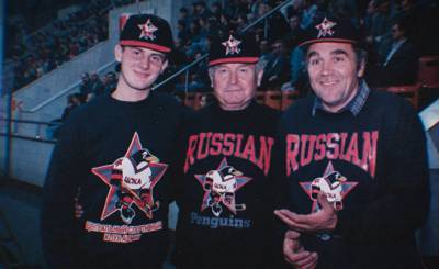 Русские «Красные пингвины»: мафия, стриптизерши, пьющие пиво медведи и немного хоккея (The Daily Beast, США)