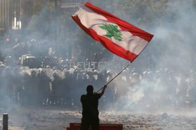 Военные освободили в Бейруте от протестующих здания нескольких министерств