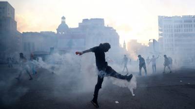 Более 70 правоохранителей пострадали в ходе беспорядков в Бейруте