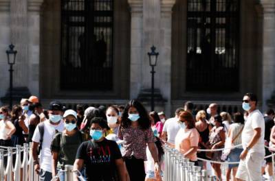 В многолюдных районах Парижа вводят обязательное ношение масок на улице