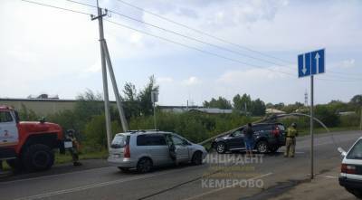 В Кемерове автомобиль сбил фонарный столб