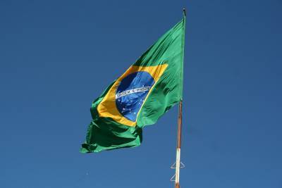 Траур по ста тысячам погибших от коронавируса объявили в Бразилии