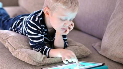 Психолог рассказал о плюсах выдачи планшетов детям