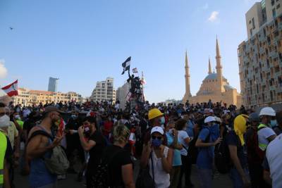 Бунт в Бейруте: демонстранты захватили правительственные здания, премьер пообещал досрочные выборы