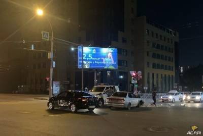 В Новосибирске «Мерседес» протаранил три автомобиля