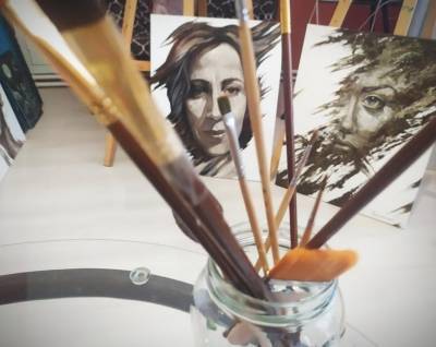 «Хочу показать другую красоту»: томская художница рисует портреты людей с нестандартной внешностью