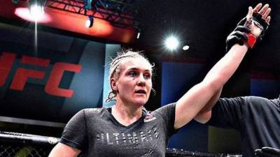 Россиянка Куницкая победила литовку Столяренко на турнире UFC