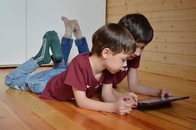 Психолог: Непродолжительная игра в планшет пойдет детям на пользу