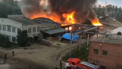 Пожар в цехе под Петербургом тушили 32 пожарных расчета