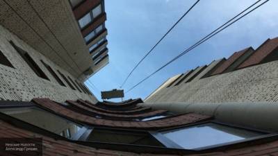Пожилой мужчина выпал из окна многоэтажного здания в Рыбинске