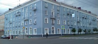 Хулиганы изуродовали только что покрашенный дом в центре Петрозаводска (ФОТО)