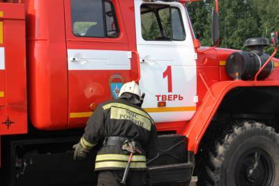 В Твери из горящей бани пожарные эвакуировали женщину