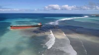Около 1 тыс. т нефтепродуктов вытекло в океан у побережья Маврикия