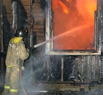 В Смоленской области пятеро пожарных тушили сильный пожар