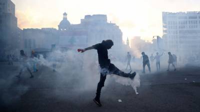 Бейрут: полиция выбила демонстрантов из зданий министерств