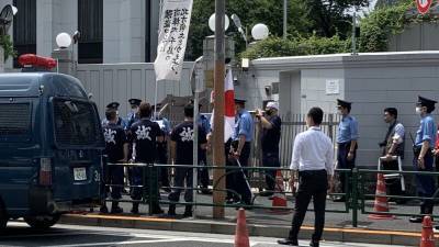 Радикалы проводят протестную акцию у посольства РФ в Токио