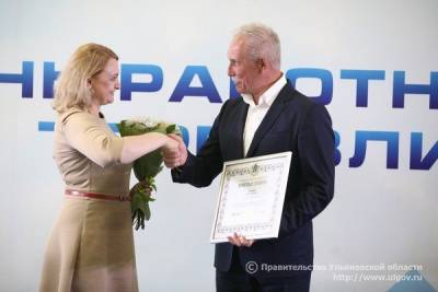 Губернатор Сергей Морозов наградил лучших работников торговли