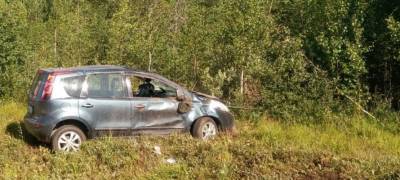 Две женщины пострадали в перевернувшейся машине на трассе в Карелии