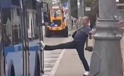 Нетрезвый пассажир в Москве попытался силой открыть двери автобуса