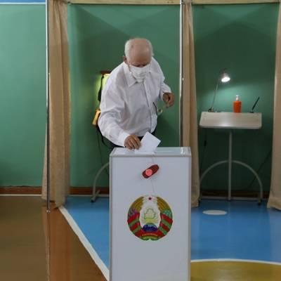 В выборах президента Белоруссии, по данным на 10 утра приняли участие более 45% избирателей