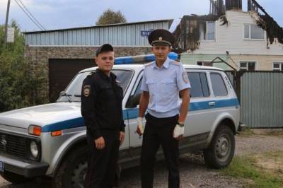 В Томске сотрудники полиции спасли из горящего дома двух человек