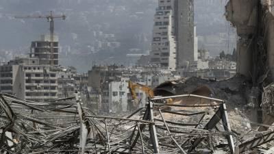 Взрыв в Бейруте: гигантская воронка и тела погибших
