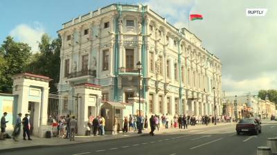 Очередь у посольства Белоруссии в Москве в день выборов президента — видео